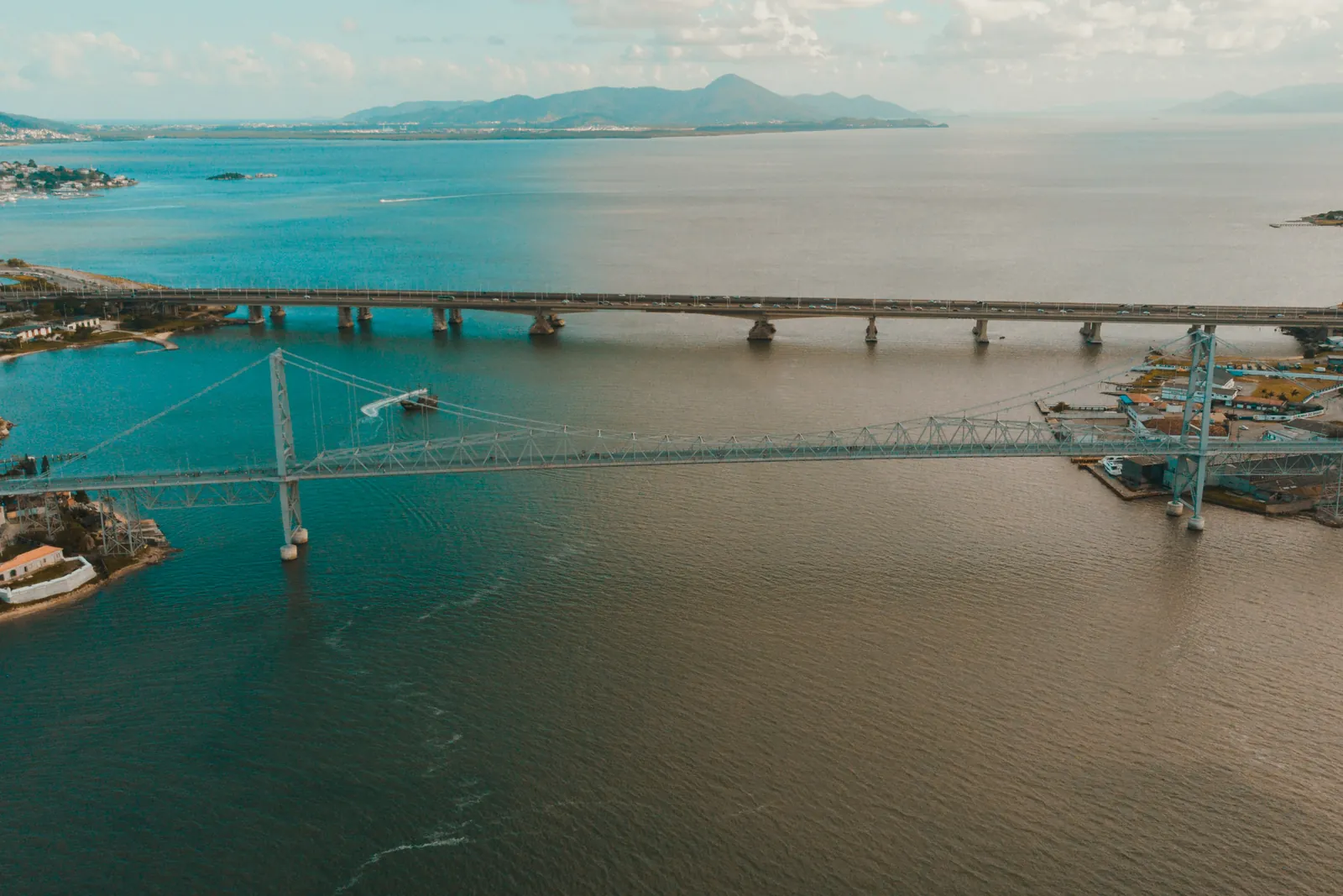 Vista aérea de los puentes que unen el continente con la isla de Florianópolis, sobre la bahía